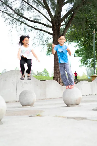 Открытый Портрет Милых Малазийских Детей Прыгающих Бетонного Мяча Парке — стоковое фото