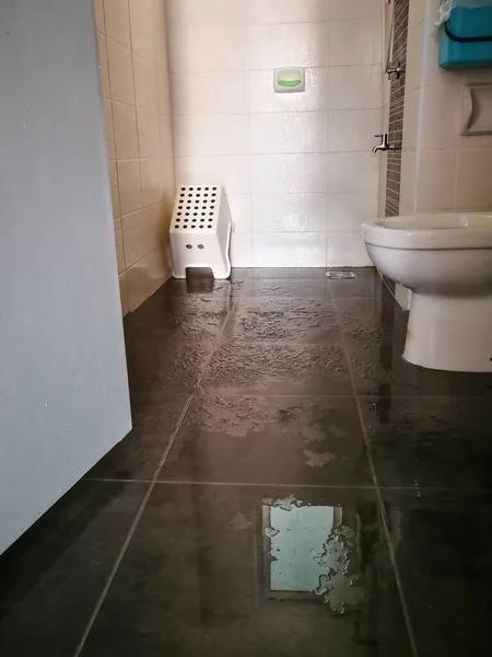 Kuala Lumpur Malaysia 2019年5月3日 现代浴室的湿地板污迹 — 图库照片