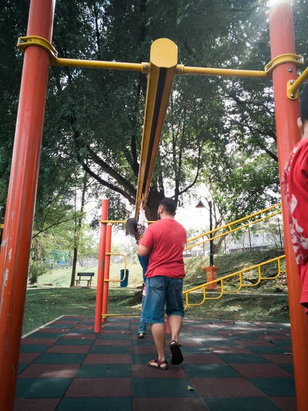 Ázsiai Apa Gyerekek Játszanak Majom Bárok Parkban — Stock Fotó