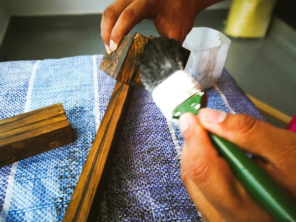 Escova Mão Mostra Como Aplicar Mancha Mogno Marrom Tábuas Madeira — Fotografia de Stock