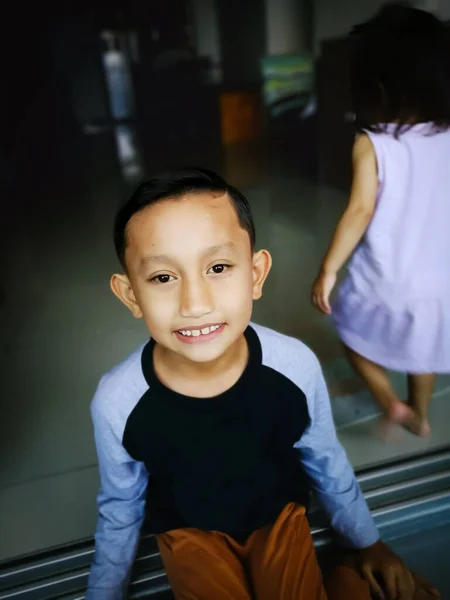 Kleine Asiatische Junge Porträt Nahaufnahme Gesicht Mit Neuen Haarschnitt Hause — Stockfoto