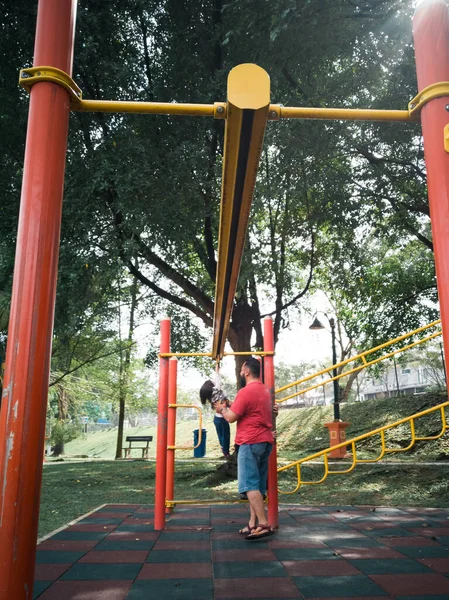 Ázsiai Apa Gyerekek Játszanak Majom Bárok Parkban — Stock Fotó