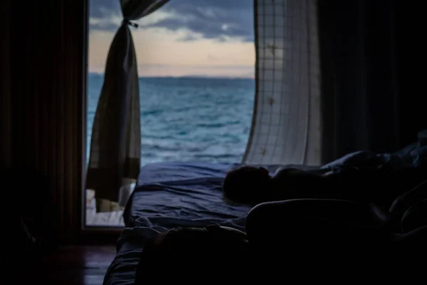 Widok Morze Tło Dziećmi Śpiącymi Łóżku Widokiem Wodę — Zdjęcie stockowe