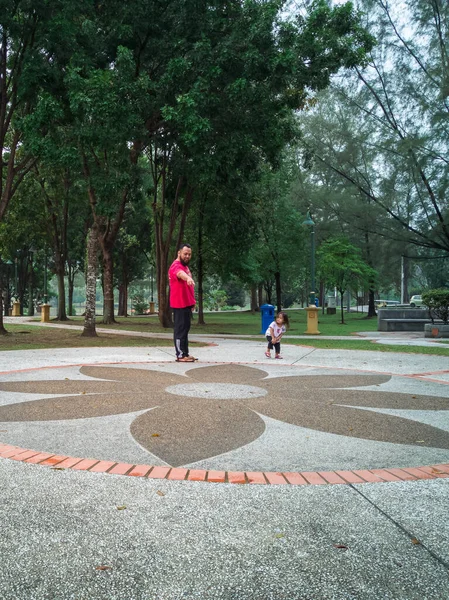 Aziatische Vader Rennen Spelen Met Zijn Kinderen Het Park — Stockfoto