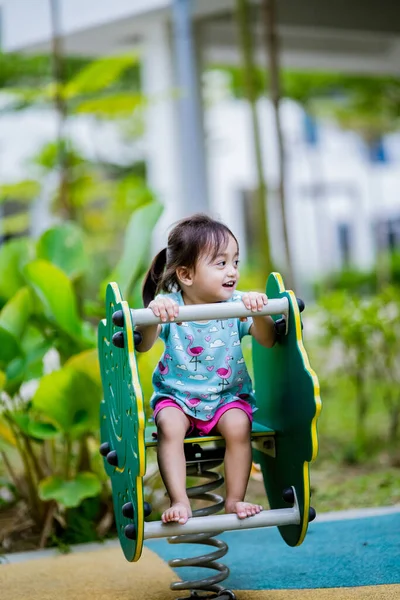 Söt Liten Asiatisk Gammal Småbarn Flicka Lekplatsen — Stockfoto