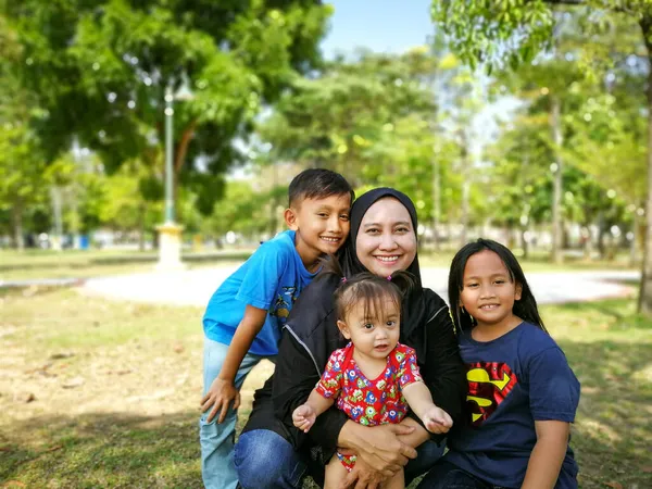 Mãe Filhos Passam Tempo Juntos Parque Malásia Família Feliz Juntos — Fotografia de Stock