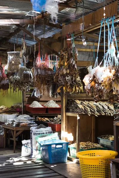 Pescado Seco Atado Varios Paquetes Para Venta Colgando Arriba Mercado — Foto de Stock