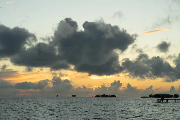 Céu Escuro Com Nuvens Mar Nascer Sol Semporna Sabah Malásia — Fotografia de Stock