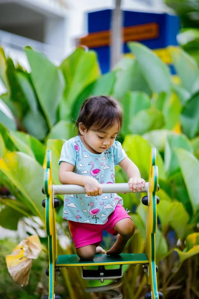 Küçük Şirin Asyalı Yaşında Çocuk Parkında Küçük Bir Kız Çocuğu — Stok fotoğraf