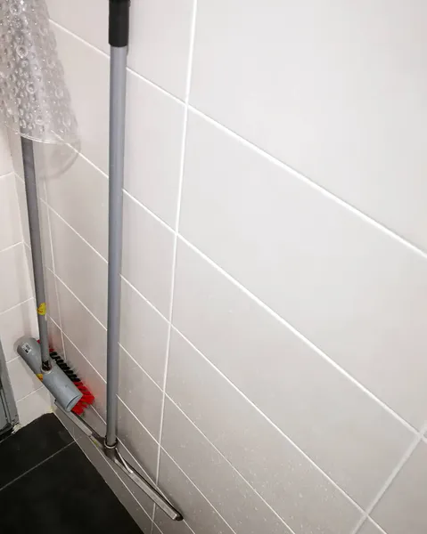 Прибиральні Предмети Висять Стіні Ванної Кімнати — стокове фото