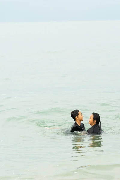Deux Jeunes Enfants Asiatiques Nagent Dans Mer — Photo