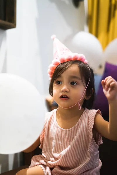 Menina Asiática Criança Está Comemorando Aniversário Vestindo Chapéu Rosa Segurando — Fotografia de Stock