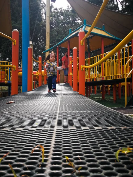 Ázsiai Kisgyermek Játszik Játszótéren Lovaglás Nevetés Parkban — Stock Fotó