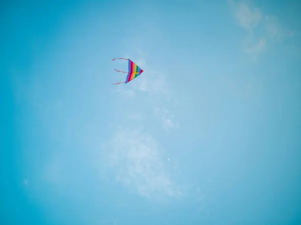 五颜六色的风筝在风中飞翔蓝天 — 图库照片