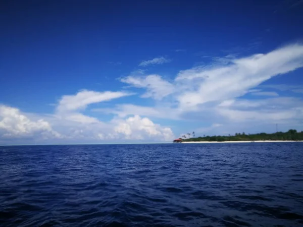 Γαλάζια Θάλασσα Κάτω Από Έναν Όμορφο Ουρανό Σκούρο Μπλε Και — Φωτογραφία Αρχείου