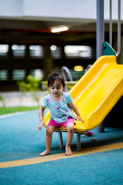 かわいいですアジアの2 3歳若いです赤ん坊女の子でザ遊び場 — ストック写真