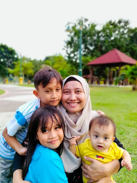 Anya Gyerekek Együtt Parkban Boldog Család — Stock Fotó