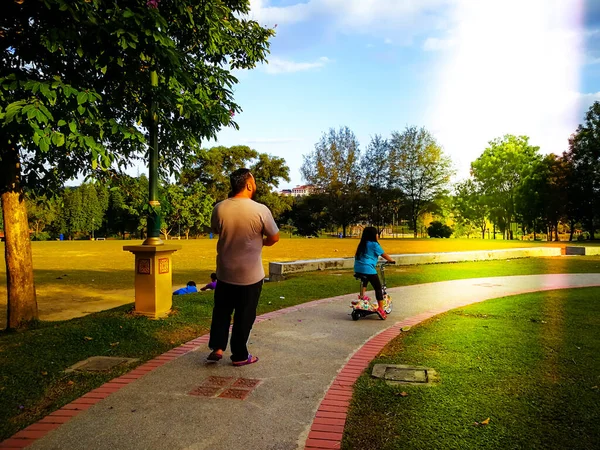 Vater Und Kleines Mädchen Auf Motorroller Park Hintergrund — Stockfoto