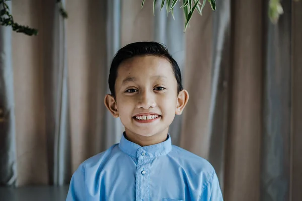 南アジアハンサムな小さな男の子と笑顔の肖像画 マレーシア人 — ストック写真