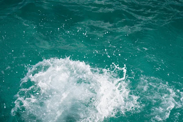 Ogromny Plusk Wody Morzu Ludzi Wpadających Wody Abstrakcyjny Obraz Sztuki — Zdjęcie stockowe