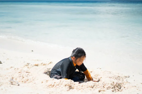 Jovem Está Brincando Com Areia Praia — Fotografia de Stock