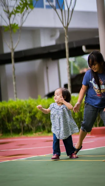 Boldog Ázsiai Gyerekek Játszanak Szabadban Parkban — Stock Fotó