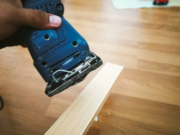 Foto Una Mano Lijando Madera Con Una Máquina Taller Artesanos —  Fotos de Stock