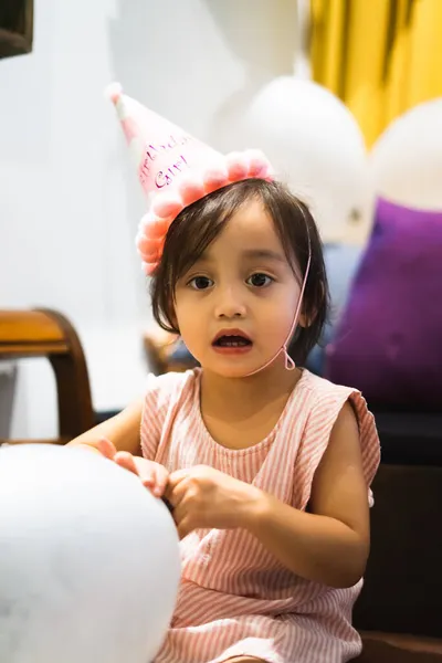 Asiática Niña Está Celebrando Cumpleaños Usando Sombrero Rosa Sosteniendo Globo —  Fotos de Stock