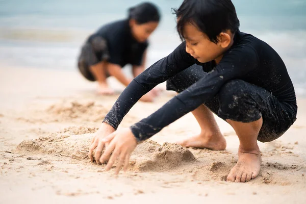 Jovens Asiáticos Crianças Estão Jogando Praia Conceito Férias Relaxamento — Fotografia de Stock