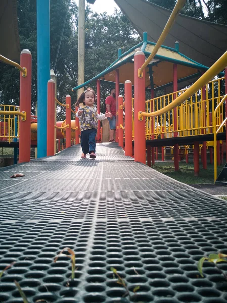 Asyalı Çocuk Parkta Koşuyor Gülüyor — Stok fotoğraf