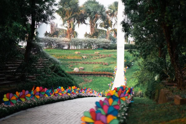 Parkta renkli gökkuşağı fırıldağı.