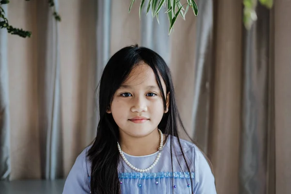 Portret Dziewczynki Azji Południowej Długimi Włosami Stojącej Uśmiechniętej Malezyjczycy — Zdjęcie stockowe