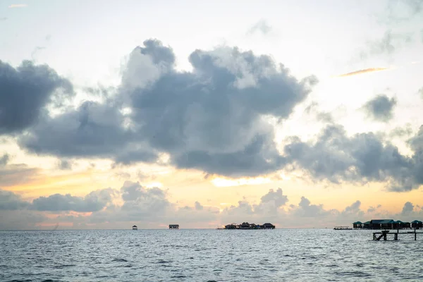 Céu Escuro Com Nuvens Mar Nascer Sol Semporna Sabah Malásia — Fotografia de Stock