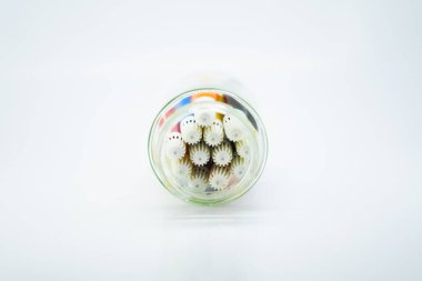 Renkli okul gereçleri, beyaz arkaplanda kırtasiye - başlık için alan