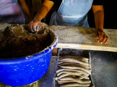 Şef mutfakta yemek pişiriyor. Arka planda, kapat.