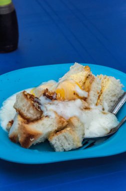 Yarı haşlanmış yumurtalı klasik roti tostu. Bu lezzetli kahvaltıyı Malezya, Penang 'da bulabilirsiniz..