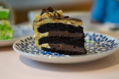 Tabağa bir dilim çikolatalı pasta. Kahve keki çay zamanı konsepti.