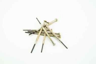 Beyaz arkaplanda izole edilmiş hassas tornavida.