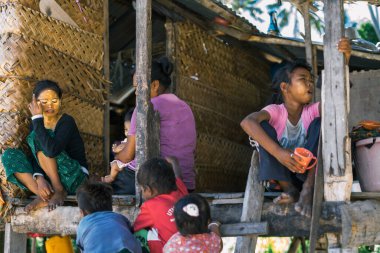 Sibuan, Malezya - 26 Kasım 2019: Bajau Laut halkı Sibuan adasındaki köylerinde, ASemporna. Adadaki köylerde yaşıyorlar..
