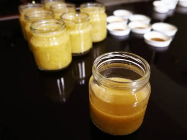 Bebek maması. Koyu arkaplanda cam kavanozlarda ev yapımı püre. Sağlıklı yemek..