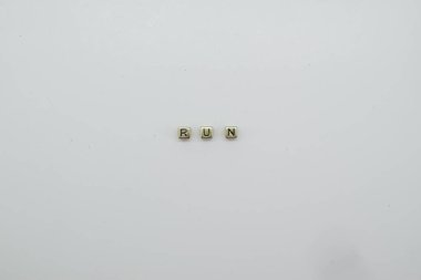 Koşu kelimesi altın renkli bloklardan yapılır.