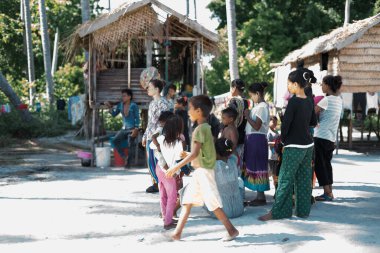 Sibuan, Malezya - 26 Kasım 2019: Bajau Laut halkı Sibuan adasındaki köylerinde, ASemporna. Adadaki köylerde yaşıyorlar..