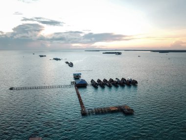 Bum Bum Adası 'nın hava manzarası Semporna, Borneo Sabah, Malezya' da sabahın erken saatlerinde mavi gökyüzüne karşı.