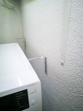 Çamaşır odasının duvarına çelik köşeler (L-profile) monte edildi.