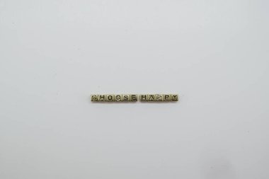 Mutlu, mutlu olmayı seç, beyaz arka planda altın zarlarla yazılıyor..