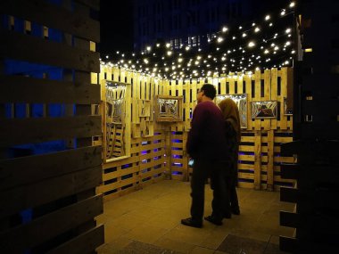 Modern bir binanın içinde, arka planda seyahat yeri