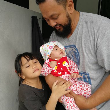 Mutlu baba ve çocuklar evde.