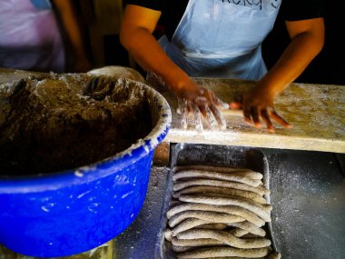 Terengganu, Malezya - 28 Temmuz 2018: Setiu 'nun en ünlü dükkanında geleneksel bir balık ürünü olan' Keropok Lekor 'u yapan kimliği belirsiz işçilerin görüntüsü.