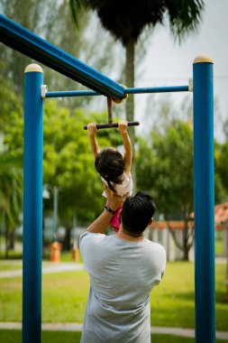 Baba ve şirin küçük Asyalı 2 - 3 yaşında küçük bir kız bebek