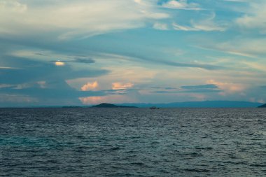 Bum Bum Adası 'nın hava manzarası Semporna, Borneo Sabah, Malezya' da sabahın erken saatlerinde mavi gökyüzüne karşı.